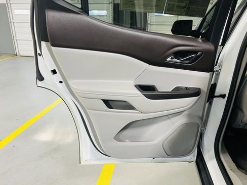 Used 2019 GMC Acadia SLT image 24