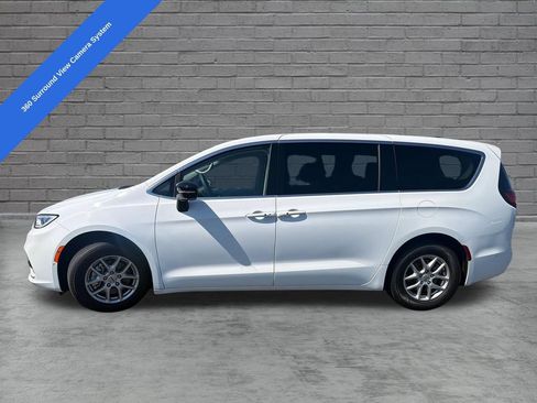Used 2024 Chrysler Pacifica Touring-L FWD image 4