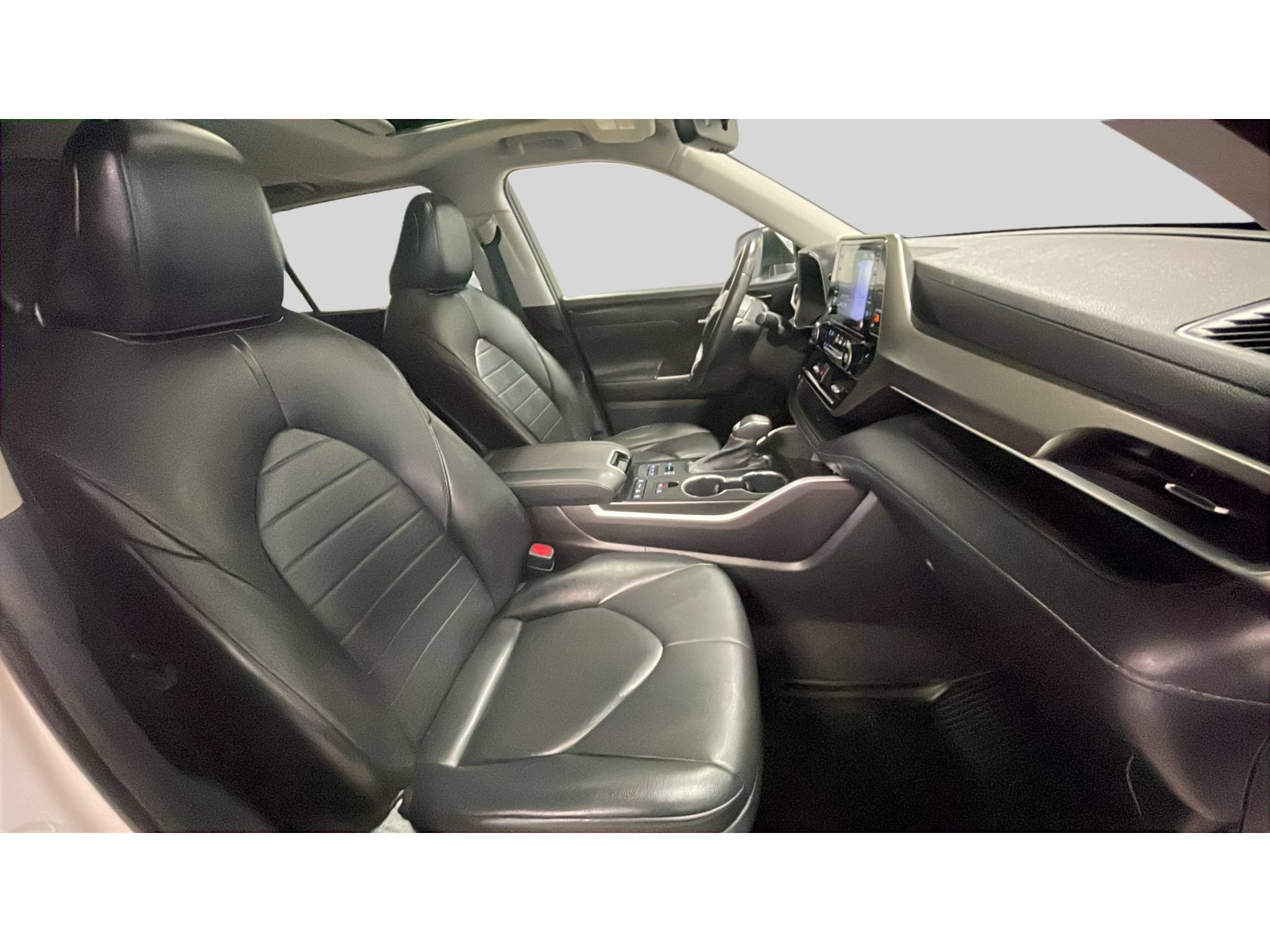Used 2021 Toyota Highlander XLE AWD/4WD image 17