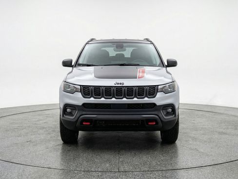 Used 2025 Jeep Compass Trailhawk AWD/4WD image 2