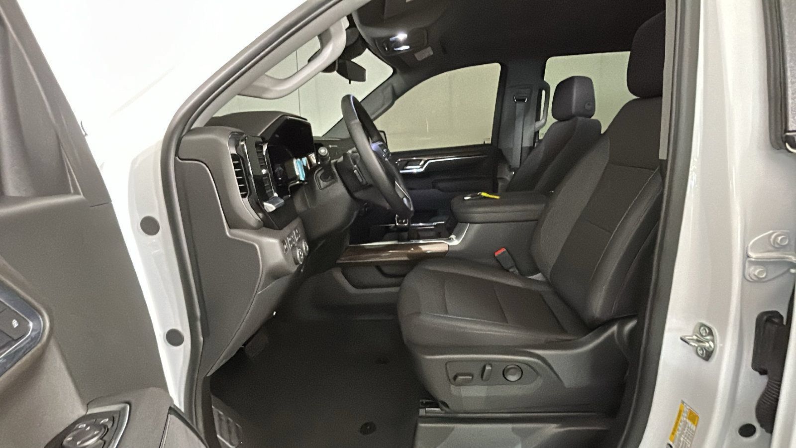 Used 2026 Chevrolet Silverado 1500 LT Trail Boss w/ LPO, Dark Essentials Package AWD/4WD image 13
