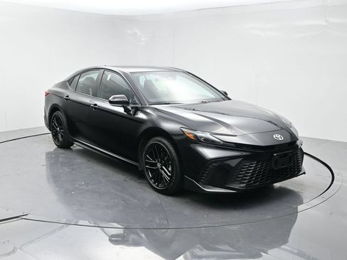 Used 2025 Toyota Camry SE FWD image 2