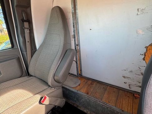 Used 2017 Chevrolet Express 3500 image 9