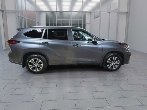 Used 2023 Toyota Highlander XLE AWD/4WD image 9