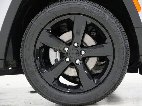 New 2025 Jeep Grand Cherokee Altitude image 10