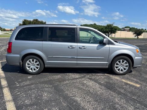 Used 2016 Chrysler Town & Country Touring FWD image 4