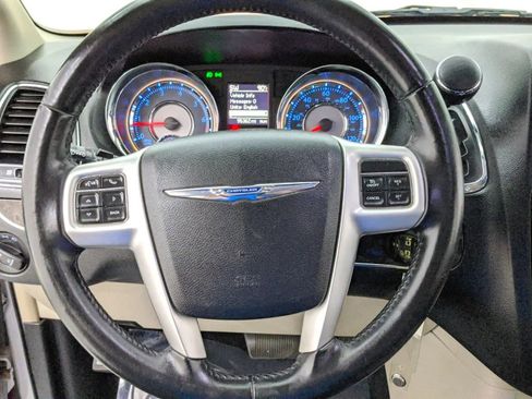Used 2014 Chrysler Town & Country Touring image 17