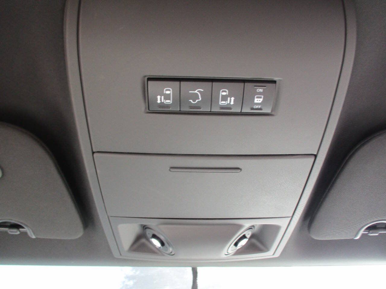Used 2018 Dodge Grand Caravan SXT w/ Driver Convenience Group FWD image 19