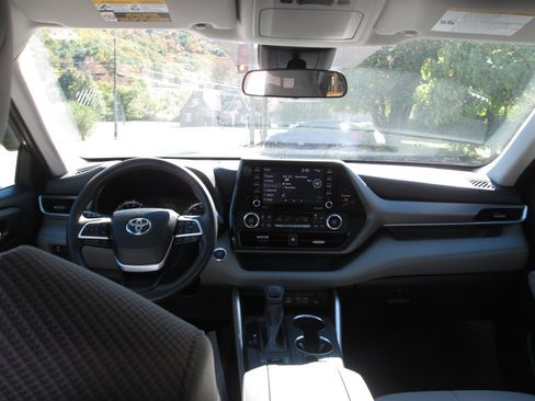 Used 2022 Toyota Highlander L image 10
