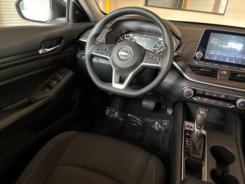 Used 2025 Nissan Altima 2.5 SV FWD image 34