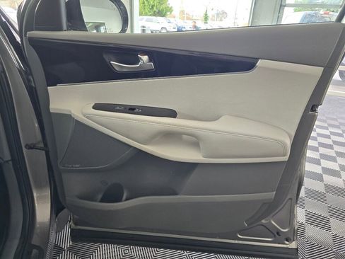 Used 2019 Kia Sorento SX image 45