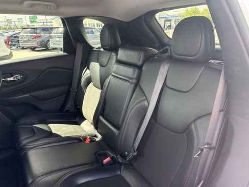Used 2019 Jeep Cherokee Trailhawk AWD/4WD image 17