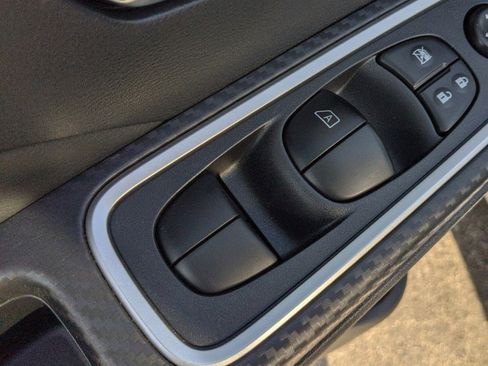 New 2025 Nissan Versa SR w/ Trunk Package FWD image 20