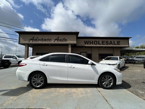Used 2016 Toyota Camry SE image 1