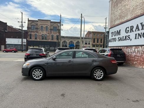 Used 2011 Toyota Camry XLE w/ XLE Extra-Value Pkg #2 image 5