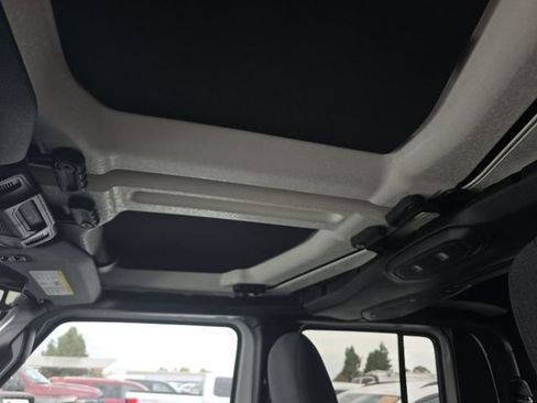 Used 2024 Jeep Gladiator Sport image 11