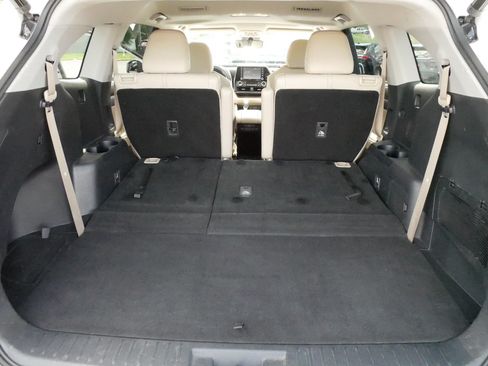 Certified 2021 Toyota Highlander XLE AWD/4WD image 18