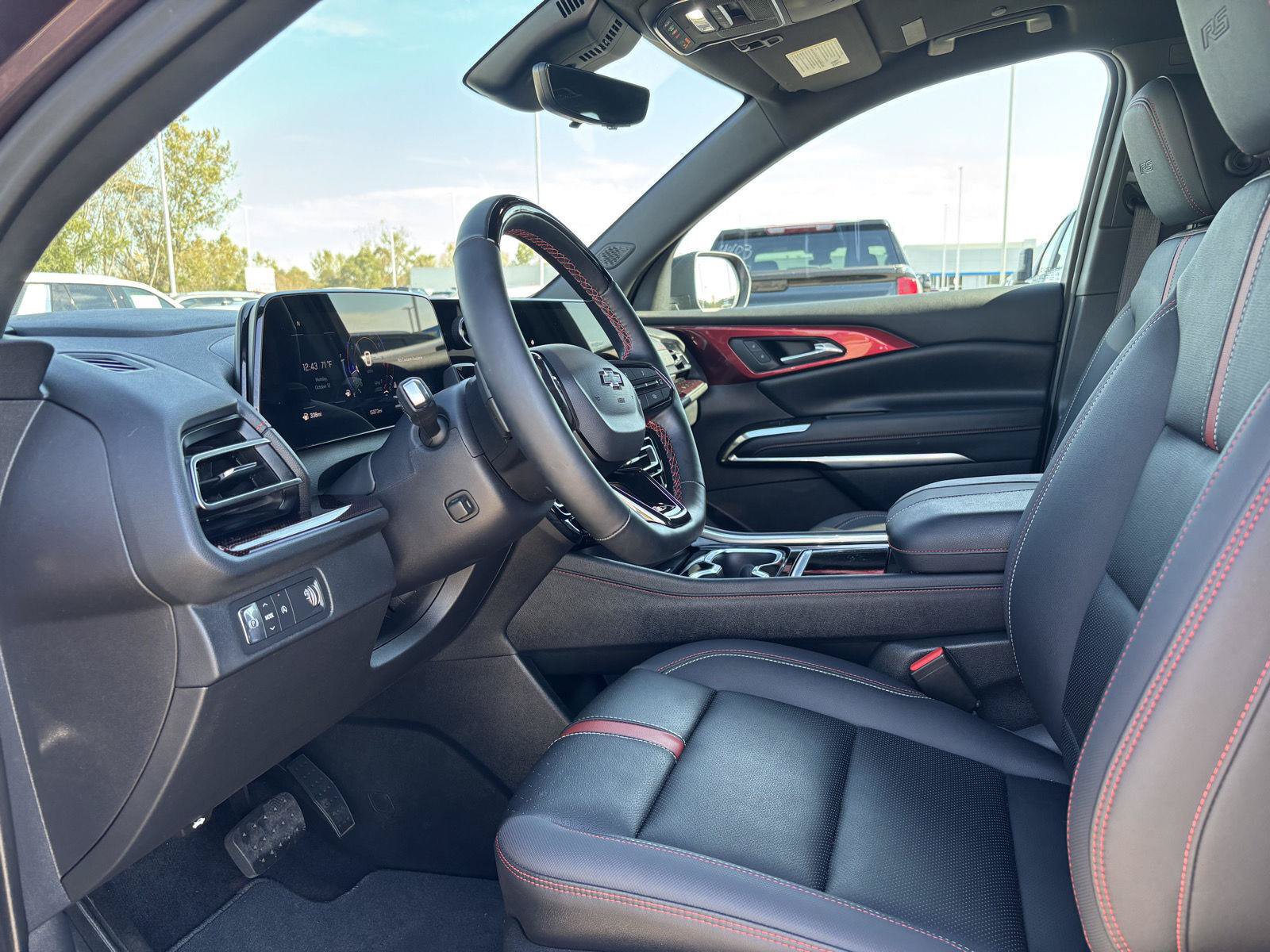 Used 2024 Chevrolet Traverse RS FWD image 14