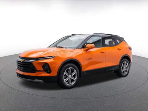 Used 2025 Chevrolet Blazer LT FWD image 3