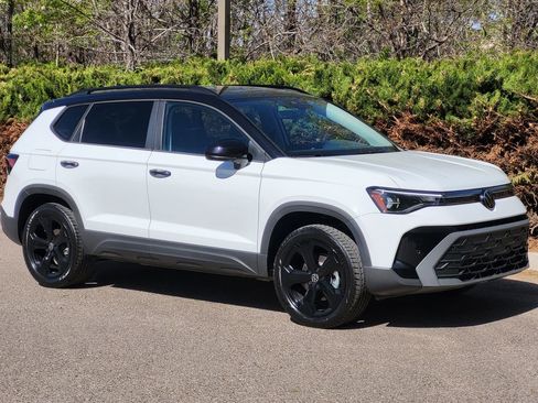 New 2026 Volkswagen Taos SE AWD/4WD image 3