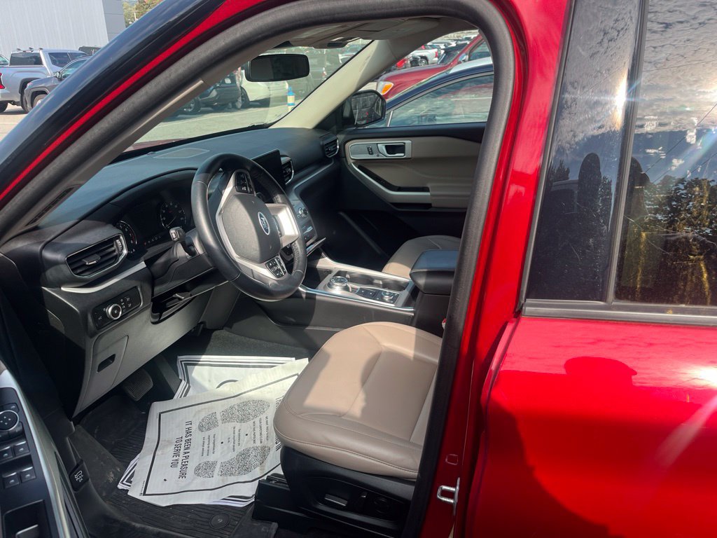 Used 2023 Ford Explorer XLT w/ Equipment Group 202A AWD/4WD image 4