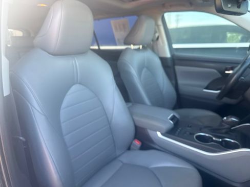 Used 2021 Toyota Highlander XLE AWD/4WD image 20