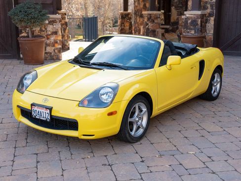 Used 2001 Toyota MR2 RWD image 9