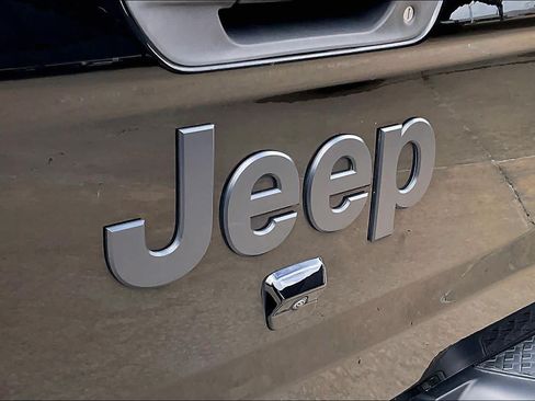 Used 2022 Jeep Gladiator Sport AWD/4WD image 30