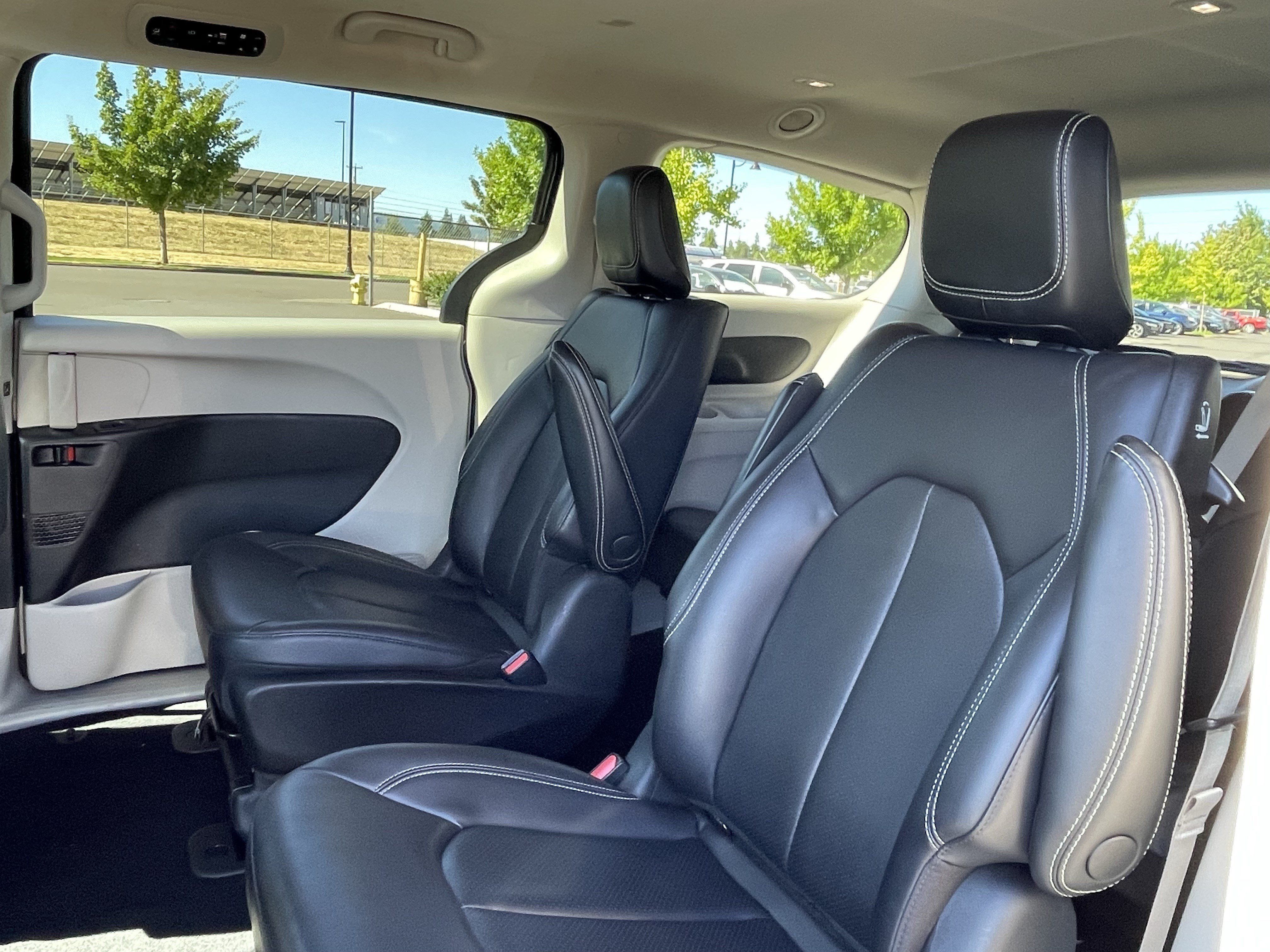 Used 2023 Chrysler Pacifica Touring-L FWD image 15