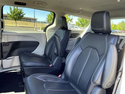 Used 2023 Chrysler Pacifica Touring-L FWD image 15