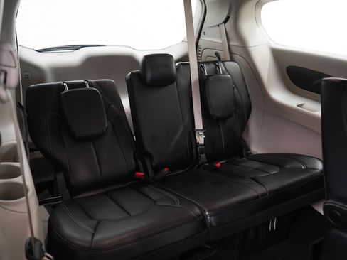 Used 2024 Chrysler Pacifica Limited FWD image 12