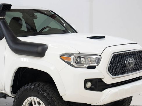 Used 2019 Toyota Tacoma TRD Sport image 10