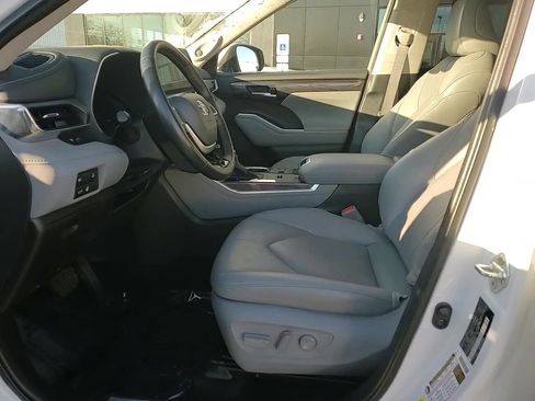 Used 2023 Toyota Highlander Limited image 13