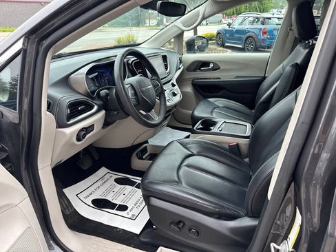 Used 2023 Chrysler Pacifica Touring-L AWD/4WD image 19
