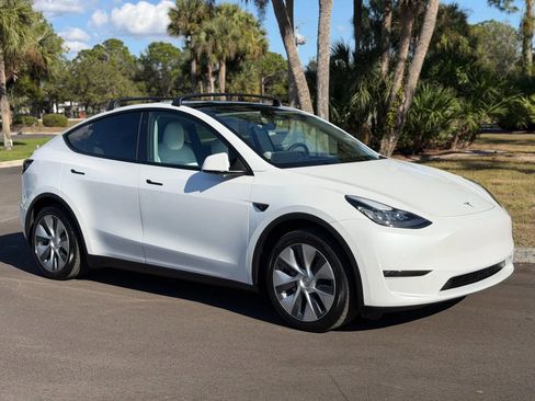 Used 2022 Tesla Model Y Long Range image 2