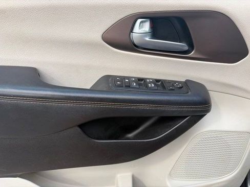 Used 2017 Chrysler Pacifica Touring-L FWD image 13