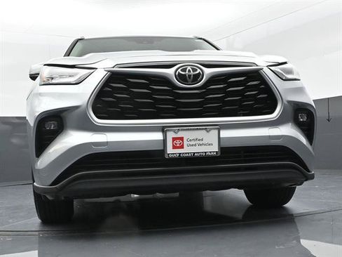 Certified 2025 Toyota Highlander XLE FWD image 32