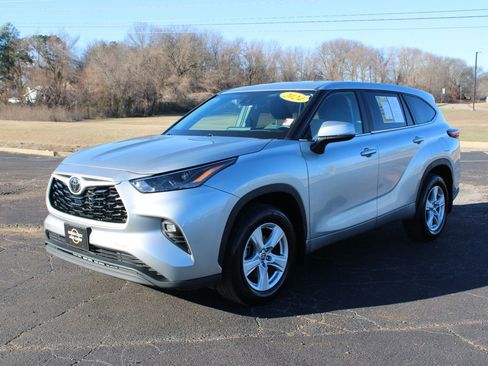 Used 2024 Toyota Highlander LE AWD/4WD image 4