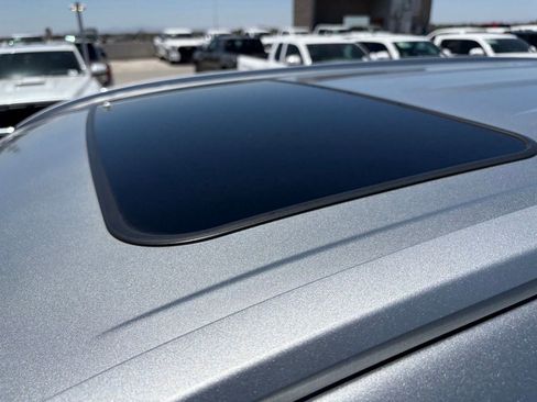 Used 2023 Toyota Highlander XLE AWD/4WD image 6
