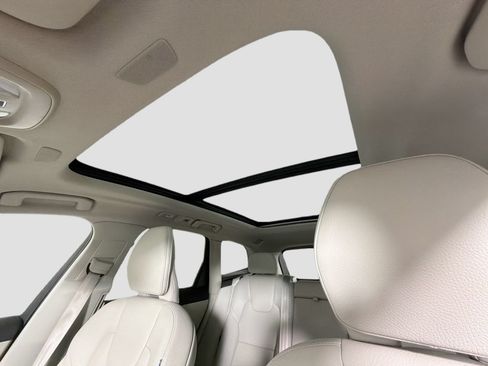 Certified 2024 Volvo XC60 B5 Plus AWD/4WD image 21