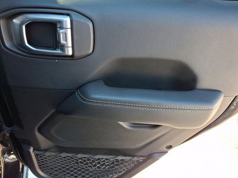 Used 2018 Jeep Wrangler Unlimited Sahara image 14