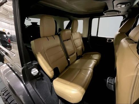 Used 2018 Jeep Wrangler Unlimited Sahara AWD/4WD image 28