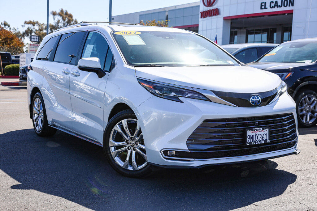 Certified 2024 Toyota Sienna Platinum FWD image 1