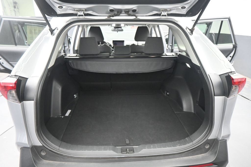 Used 2025 Toyota RAV4 XLE FWD image 18