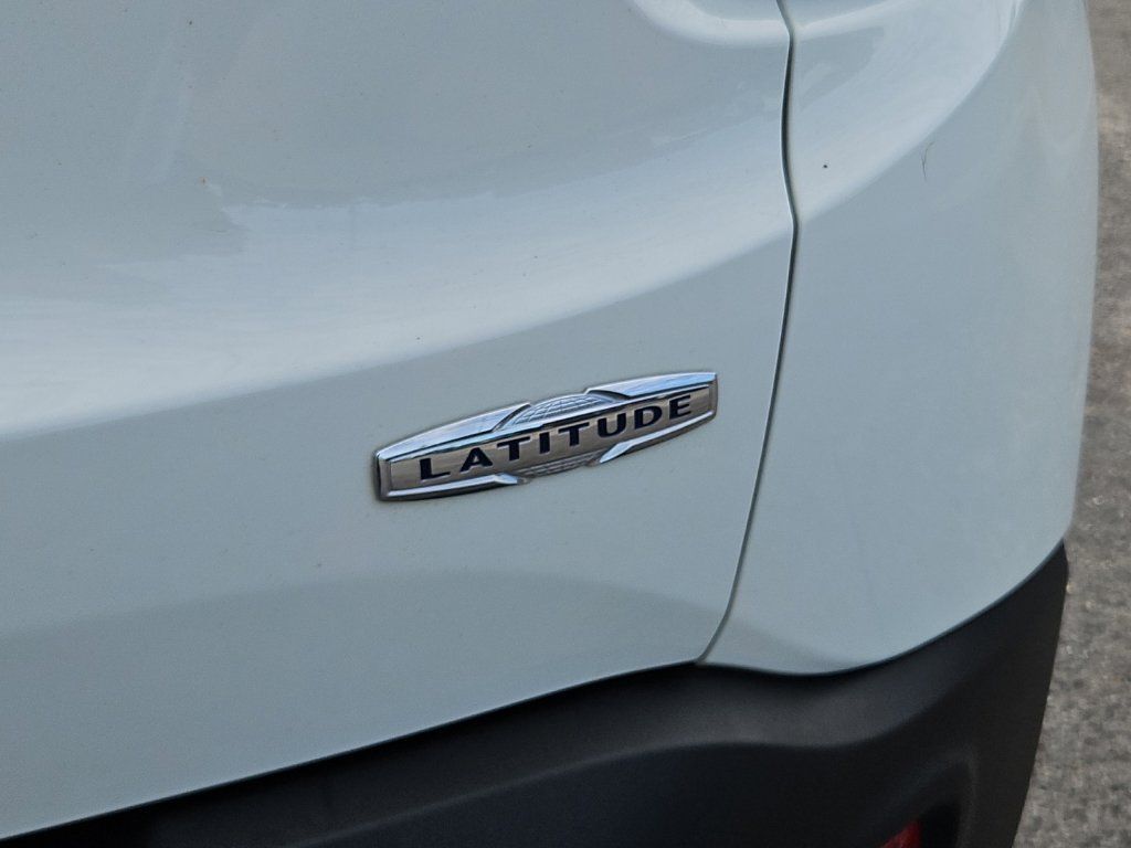 Used 2022 Jeep Renegade Latitude w/ Convenience Group AWD/4WD image 34