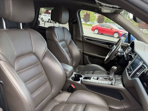 Used 2018 Porsche Macan AWD/4WD image 18