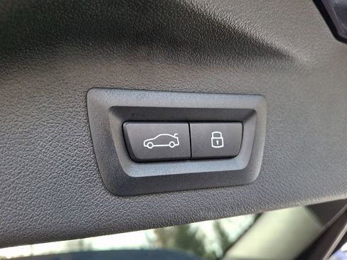 Used 2025 BMW X7 M60i w/ Climate Comfort Package image 29