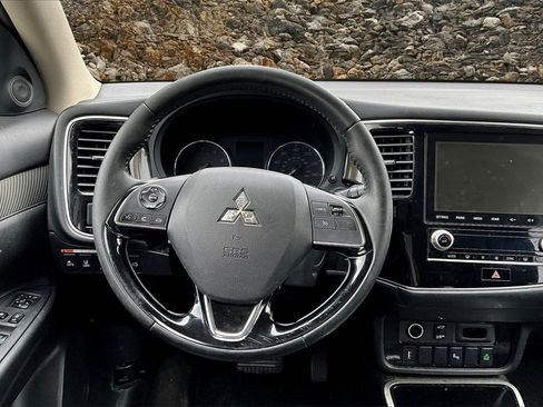 Used 2020 Mitsubishi Outlander SEL image 2