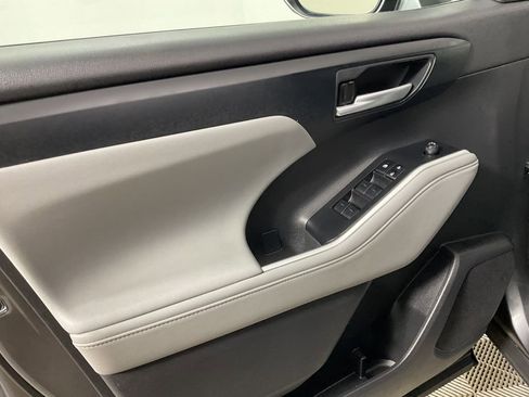 Used 2024 Toyota Highlander XLE image 17