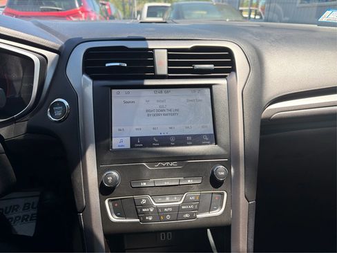 Used 2020 Ford Fusion SE FWD image 17